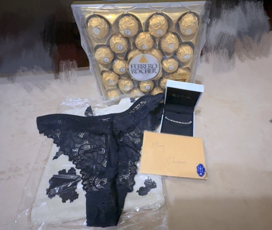 狗狗收到聖誕🎁🍫

還有抱抱🥺香香的🤤

XX謝謝～～工作辛苦了～～🥰

閨蜜送狗狗手鍊😍

還有丁字褲🤣

她去買內衣看到丁字褲想到狗狗😅

下次送情趣用品好了😆狗狗缺跳蛋🤣 https://t.co/Kkn3SicH2K
