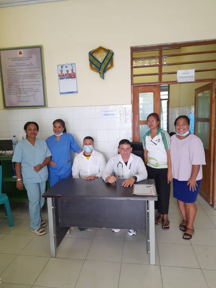 CubacooperaTl's tweet photo. Los Dres.Luis Enrique e Idalber Milanés,ambos Esps. en MGI,de la #BMCTL #Manatuto trabajando con los médicos y enfermera timorense, en el cuidado y atención de la salud de los pacientes timorenses,en saludo al 66 Aniversario del Triunfo de la Revolución Cubana,porque #CubaCoopera https://t.co/KnACCw0XKz