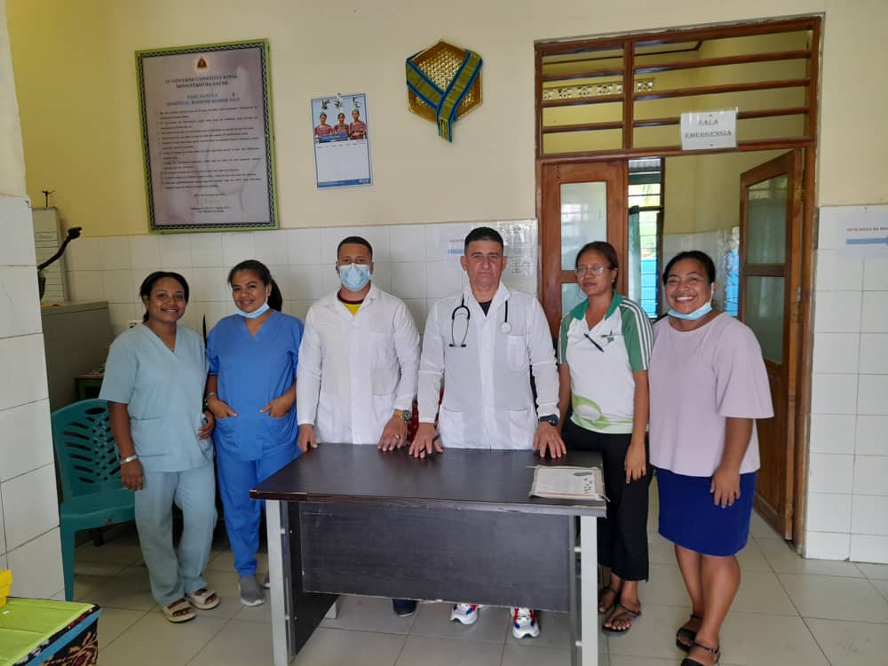 CubacooperaTl's tweet photo. Los Dres.Luis Enrique e Idalber Milanés,ambos Esps. en MGI,de la #BMCTL #Manatuto trabajando con los médicos y enfermera timorense, en el cuidado y atención de la salud de los pacientes timorenses,en saludo al 66 Aniversario del Triunfo de la Revolución Cubana,porque #CubaCoopera https://t.co/KnACCw0XKz