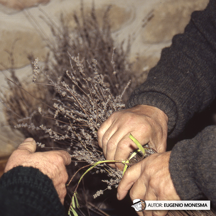 ✨🔥 No hace falta creer en la #magia para impresionarnos con los #ritos y #conjuros del mundo rural.

En 2007 pude conocer varios rituales asociados al solsticio de #invierno que pretendían ahuyentar espíritus malignos. 

📽️ Documental COMPLETO (7'): youtu.be/BjdpmPZEejo