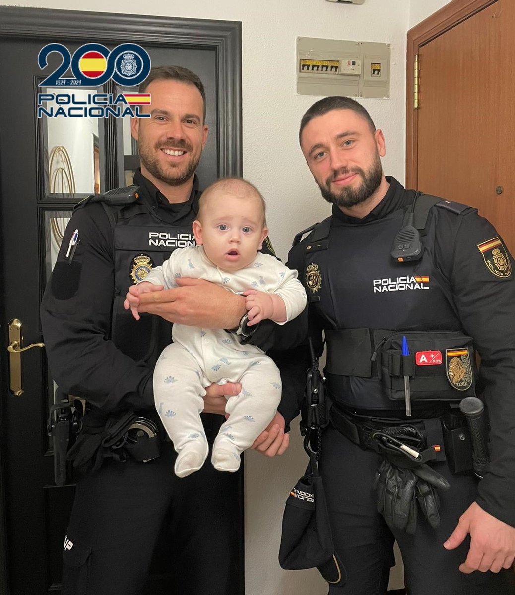 policia's tweet photo. 👮‍♂️👮‍♂️Nuestros agentes han logrado salvar la vida a un bebé en #Alicante, de tan solo seis meses de edad, que no podía respirar

A su llegada rápidamente uno de los agentes lo volteó sobre uno de sus antebrazos, aplicándole la maniobra de #Heimlich

Bravo compañeros 👏👏 https://t.co/27RX3k6XzP