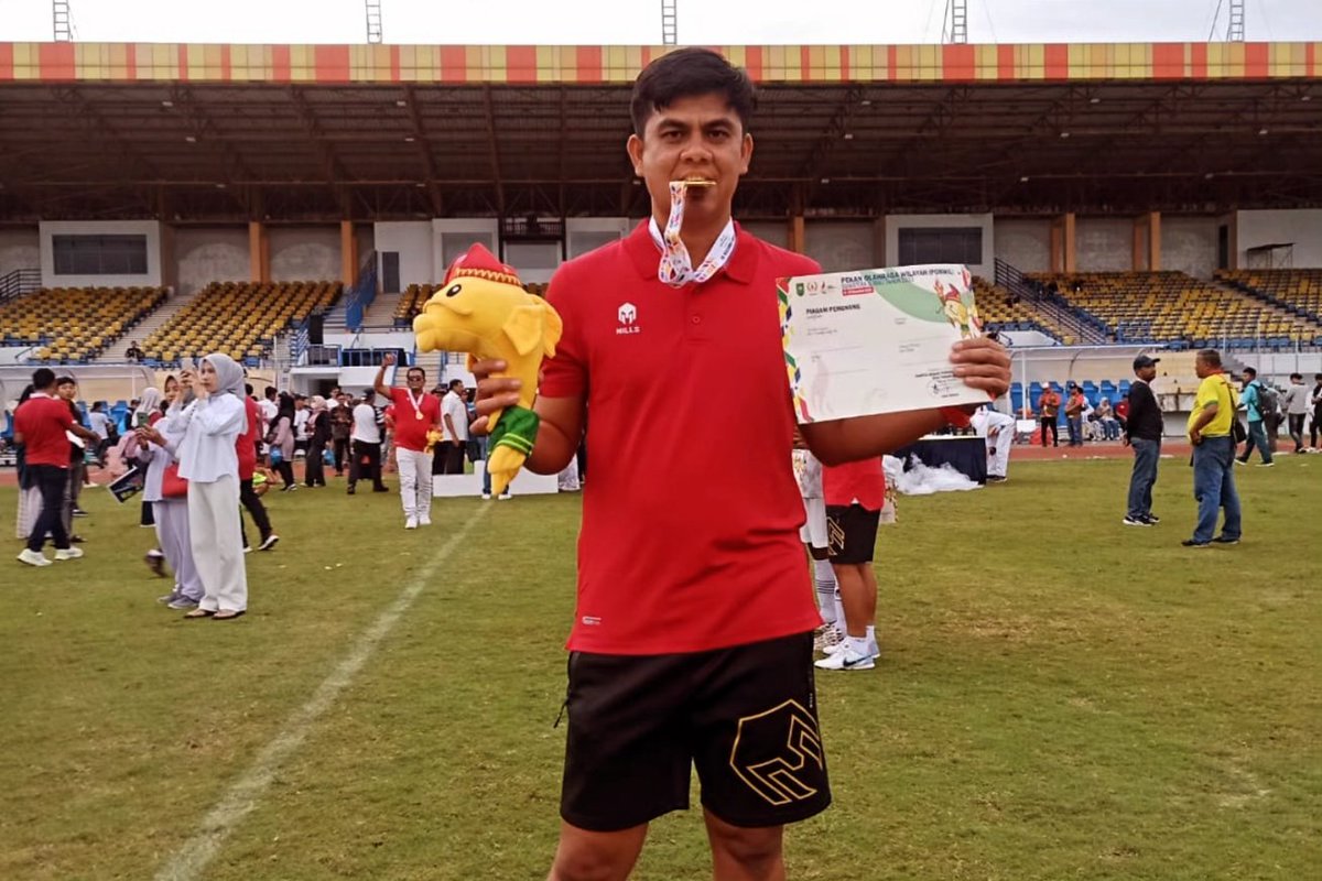 Bahtra_13's tweet photo. Tidak perlu menjadi seseorang yang serba bisa, tekuni saja salah satu bidang yang paling kamu suka, kemudian jadilah seseorang yang hebat dengan bidang tersebut ⚽️ https://t.co/84bL17ZDVk