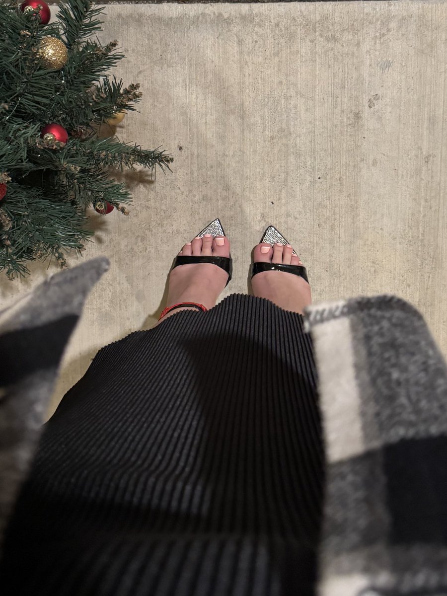 yoomum_'s tweet photo. pretty pretty feet pretty pretty toes https://t.co/6xgUWUDSmM