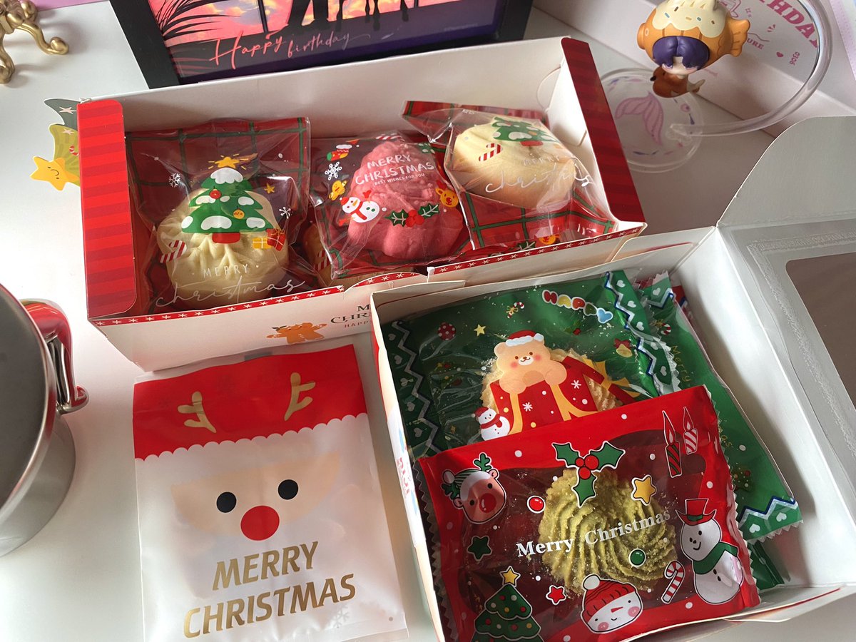 #รีวิวร้านขนมสายรุ้ง
ได้รับคุกกี้แล้วค่ะ ซานต้าเหมวเมษาสั่งให้เป็นของขวัญ! 🎄✨ คุกกี้ไส้ผลไม้กวนอร่อยแสงออกปาก ไส้สตรอว์เบอร์รี่กลิ่นหอมสุด ๆ ไส้สับปะรดก็หวานกำลังดี แถมพิมพ์แต่ละชิ้นลายธีมคริสมาสมาด้วย เป็นคุกกี้อร่อยที่น่ารักที่สุดที่เคยกินมาในชีวิตนี้เลยค่ะ ㅜㅜ♡ ชอบมากก