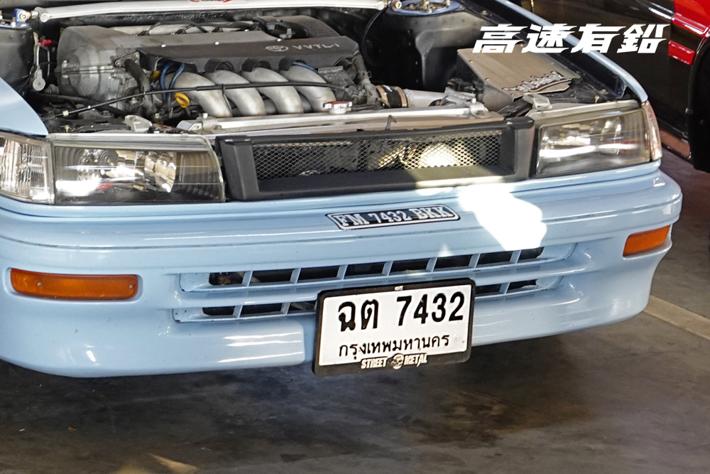 FEN810kHz's tweet photo. タイは驚くことにライセンスフレームの国！　イベント会場から街中まで、フレーム付きのクルマの方が多く感じるほど。サイズは、日本のナンバーよりも天地が僅かに短いくらいでした。#THDM https://t.co/cBXzIr3a1V