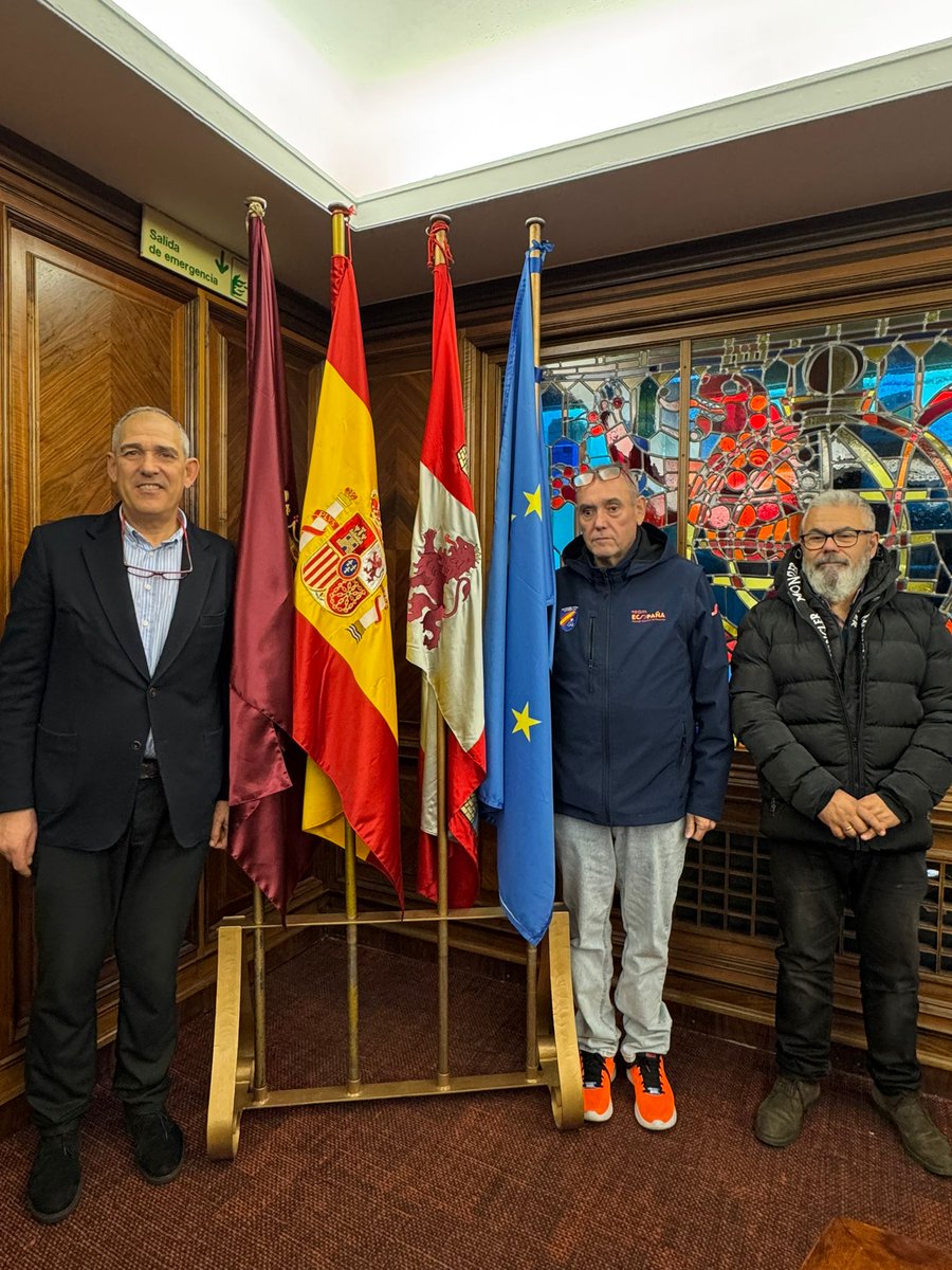 Reunión de la escudería @atkmotorsport con el concejal del @leonayto_esp Vicente Canuria para la firma del convenio de colaboración del @rallye_reinodeleon 2025

@rfedea @certrallycar_rfedea