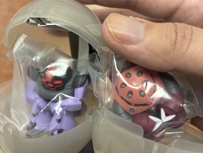 一発目でドム出た、よっしゃと続けて回すもズゴックが出ず結局4回回してしまった

間に中国人カップルがバクゥ引いてくれたのは助かった

要らないけど地味に4種揃った 