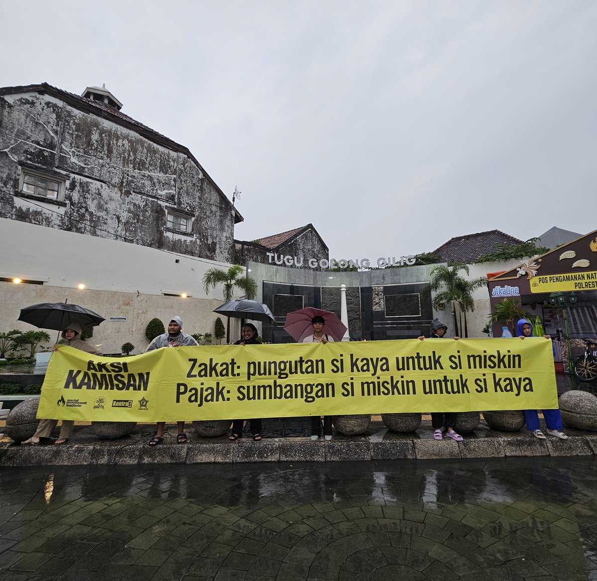 "Manusia menciptakan sejarahnya sendiri; tetapi ia tidak melakukan itu sesukanya: ia menciptakan bukan dari kondisi yang ia pilih, melainkan dari situasi begitu rupa yang secara faktual ia temui" (Karl Marx)

#AksiKamisan