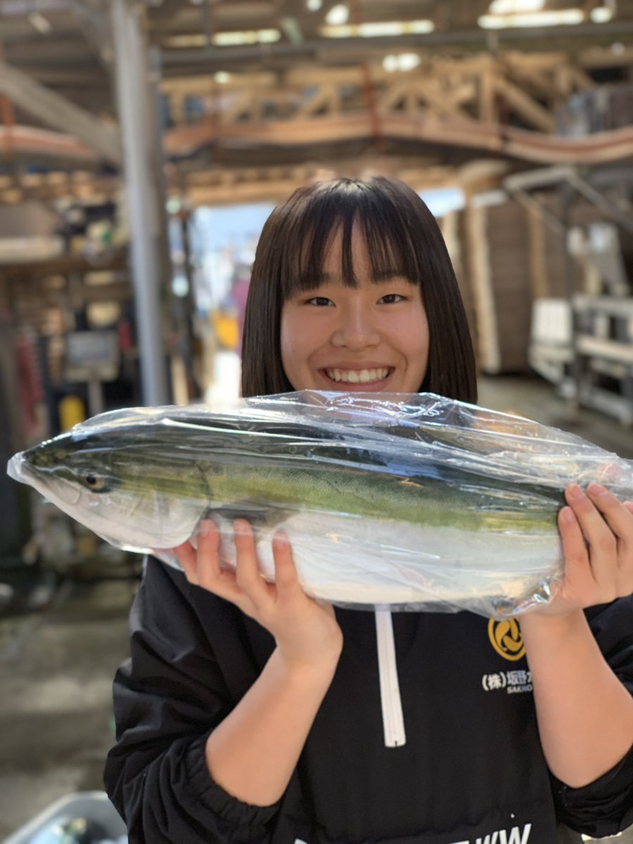 SakanoSuisan8's tweet photo. 今年最後の坂野水産からプレゼント企画🎁

最高の正月になるよう年内に届く‼️
長崎県の平戸の自然豊かな海で
心を込めて養殖された
平戸なつ香ブリの半身（真空パック約1kg）
1名様にプレゼント🐟
12/28の23:59まで受付ます❣️
#プレゼントキャンペーン
フォロー&amp; リポストで応募
#懸賞 #正月 #刺身 https://t.co/pcBbPZkEzK