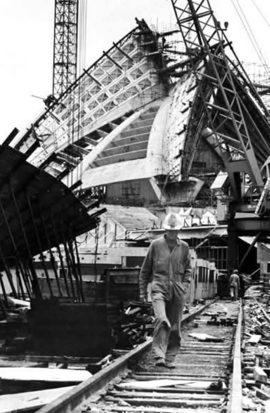 areasvellas's tweet photo. Jørn Utzon...
Sydney Opera House...under construction...
#architecture #arquitectura #construction #Utzon #JørnUtzon #Sydney #OperaHouse #OveArup https://t.co/xFsz52H66g