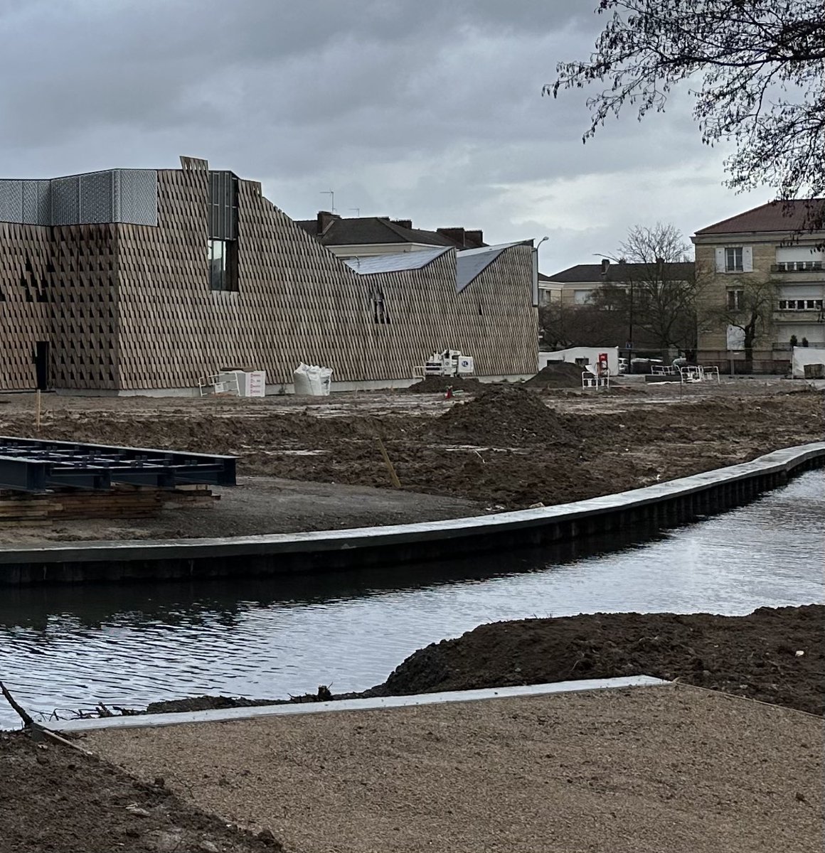➡️ Le terrassement du nouveau parvis est en cours et accueillera ses premiers arbres d’ici quelques jours.