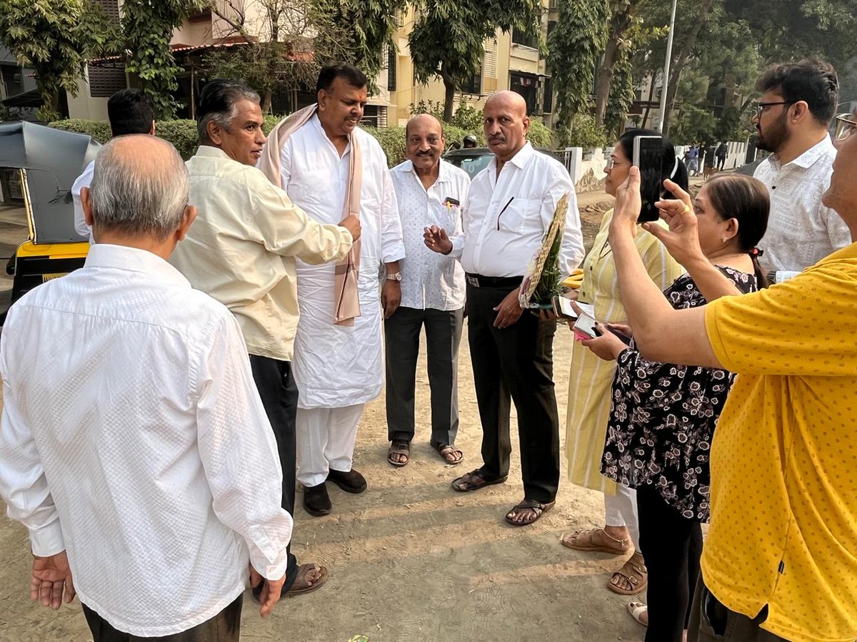 SanjayRupadhyay's tweet photo. I conducted a meeting for the development of the ground and garden at Kastur Park, Plot No. 620, Inner Association. During the meeting, I was felicitated with a shawl and a bouquet.

#KasturPark #GroundDevelopment #GardenDevelopment #CommunityMeeting #ParkDevelopment #Borivali #SanjayUpadhyay