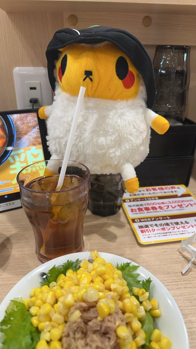 KenHorio's tweet photo. 【ジンくんこども　ランチへ】

私　「今日はカレー🍛だよー」
ジンくん　「サラダ🥗きてるよー」
私　「食うぞー」　「カレーはマトンカレーに〜」
ジンくん　「え! 💧」(ビクッ）
私　「あるわけ　ねーじゃん　ココ壱に🤣」 https://t.co/BxgUGLFc2H