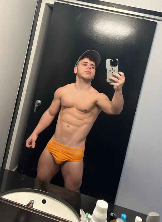 RIPSTAN88's tweet image. who is 6ft and can manhandle 3'11 king like me