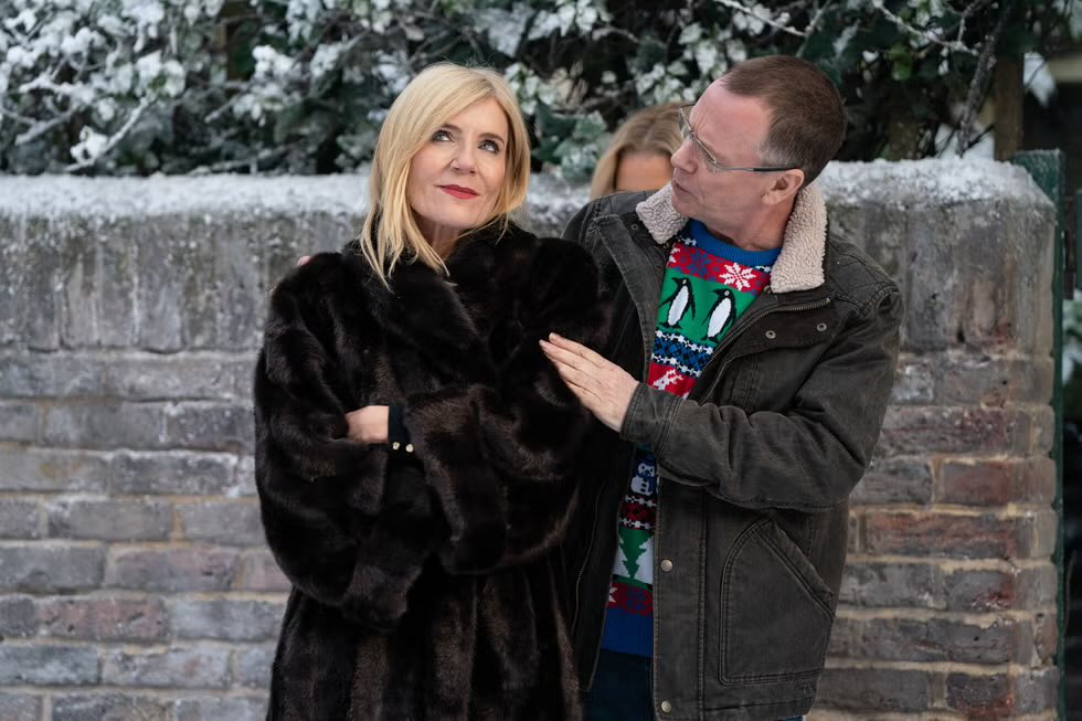 shirlpuzz's tweet photo. RATINGS! ๐จ Itโs the biggest Christmas Day in DECADESโฆ with Eastenders beating all!
#EastEnders (22:30) 98.4m
#EastEnders (19:30) 77.3m
#WallaceAndGromit 9.4m
#TheKing 6.0m
#CallTheMidwife 4.4m
#DoctorWho 4.10m
#Strictly 4.05m
#Tiddler 3.2m
#GavinAndStacey 1.2m https://t.co/ZjWiQyur1t