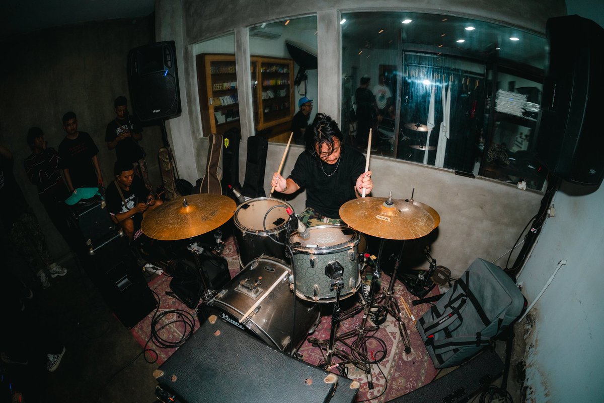 ray_ridhel's tweet photo. Penampilan dari @wartoneband - YOUTH GANGS ROOM 200, yang diselenggarakan di @wacana.kolektif @blankapparelmdc 
📸 _aruloo
TERIMA KASIH ! 💥 https://t.co/Z0mtfZunnY