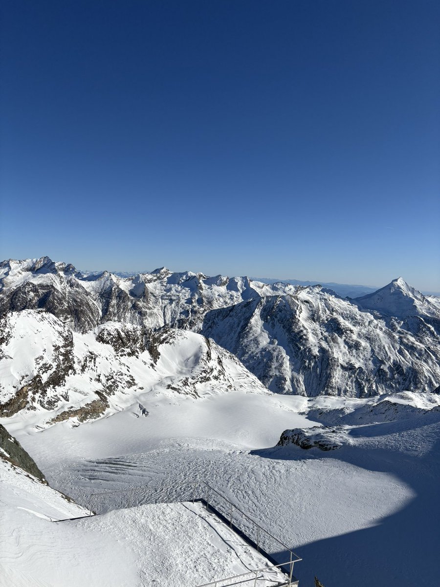 We zijn helemaal boven😎🇨🇭 3.500 m. #saas-fee