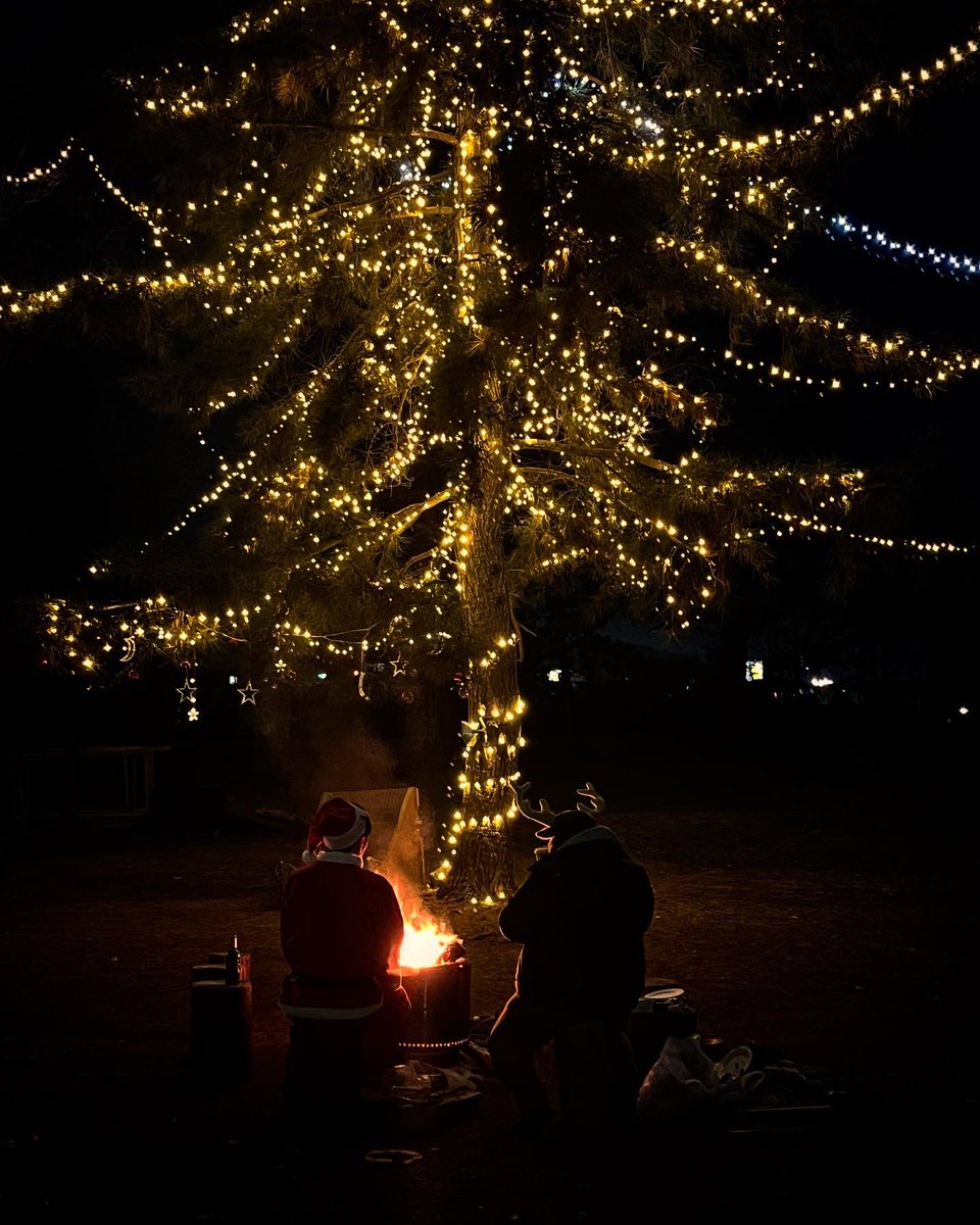 28_de_nipper's tweet photo. でっけぇクリスマスツリーの前で暖をとりながらおつかれさま会してるサンタとトナカイおってほっこり☺️ https://t.co/qs94cSPrRb