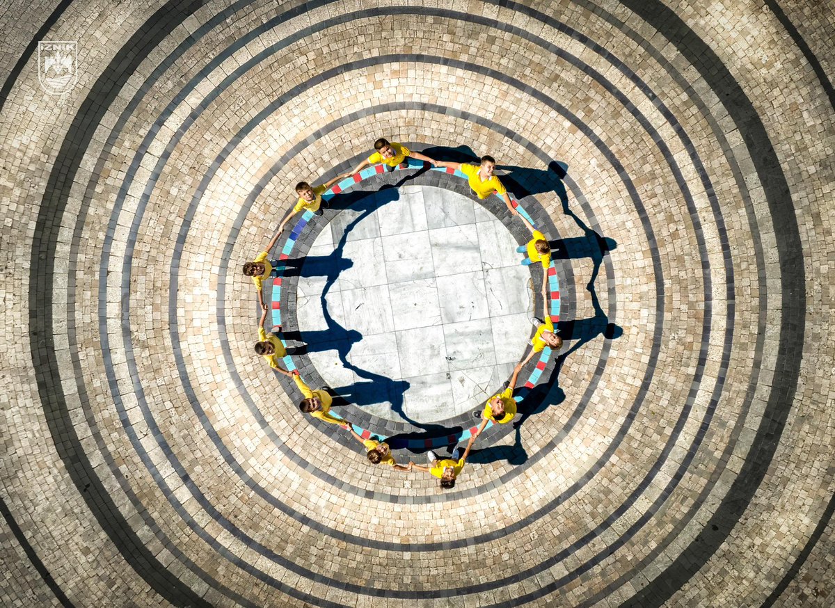 📍Yeşil Cami Bahçesi
Tıpkı çocuklarımız gibi neşeli ve enerji dolu bir gün diliyorum 😊