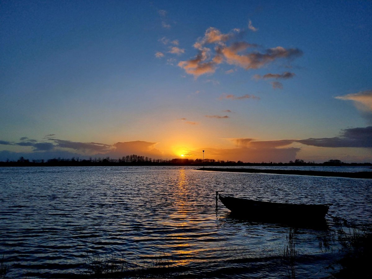 DietermanTjark's tweet photo. Het #roeibootje mijmert even over het voorbij gevlogen jaar. Fijne #TweedeKerstdag😀 #natuur #landschap #winter #Rhenen #ElstUt #Elsterbuitenwaard #Nederrijn #zonsondergang #mooieluchten https://t.co/GLUfkogieb