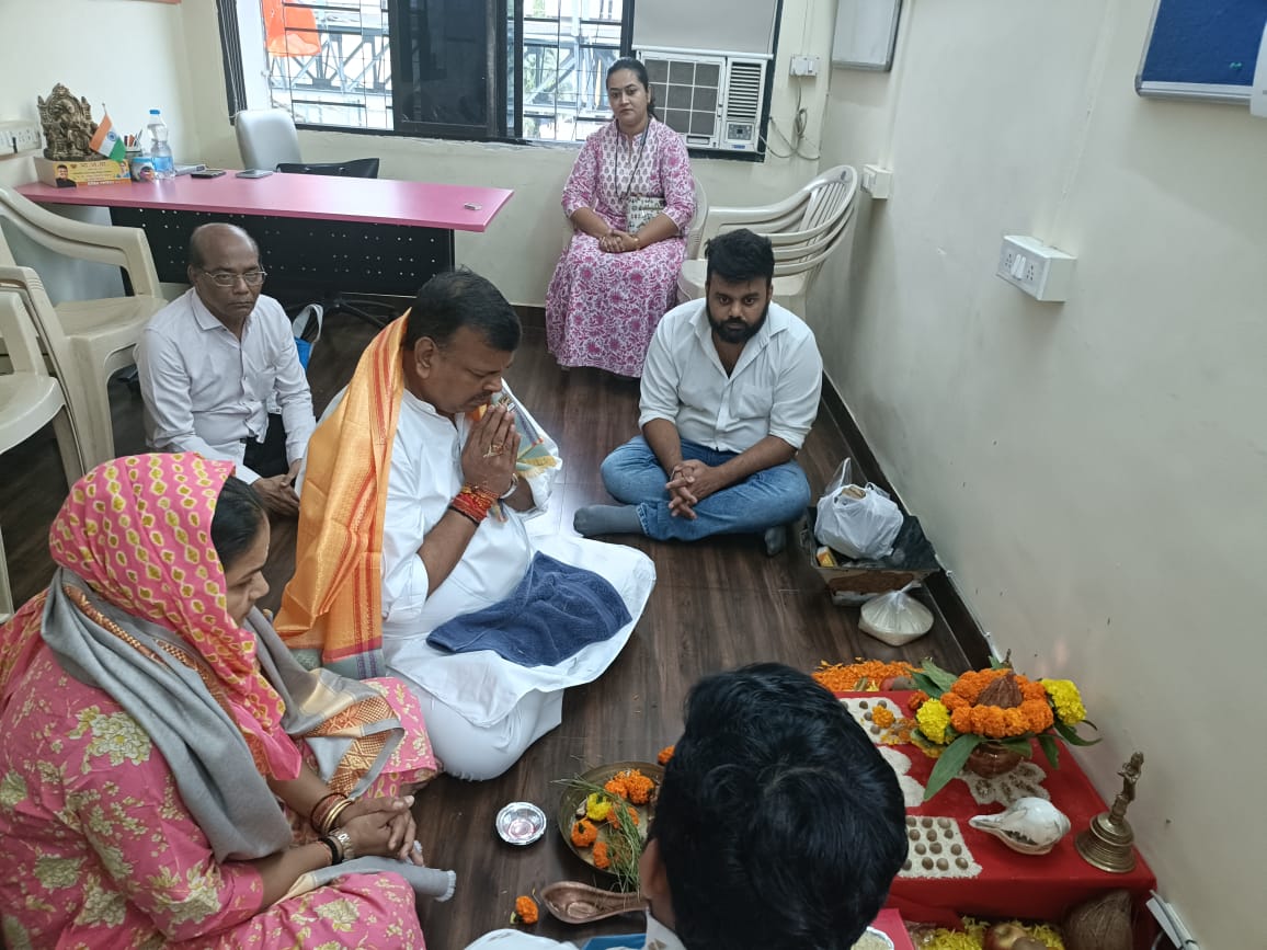 SanjayRupadhyay's tweet photo. बोरीवलीतील भाजपा कार्यालयात श्री गणेश पूजेत सपत्नीक सहभागी होऊन श्री गणेशाची मनोभावे पूजा केली. याप्रसंगी जनतेच्या सुख-समृध्दीसाठी श्रींच्या चरणी प्रार्थना केली.
#GaneshPuja #BJPOffice #GaneshBlessings #PrayersForProsperity #Borivali #ShriGaneshPuja #SanjayUpadhyay https://t.co/5FiwshFpOx