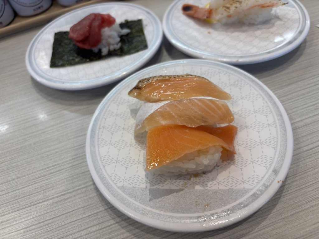 maharu130's tweet photo. 普段クレームなんて言わないけど、、言わせてください…

はま寿司のお皿が汚い🥲取り替えてもらったけど、明らかにさっきの汚い皿に乗ってた寿司を乗せ替えただけ😇いや…皿食べるんやないで…汚いお皿に乗った寿司が気分悪いんやで…意味ないよ🥲

#はま寿司 https://t.co/QBc1PLgCXR