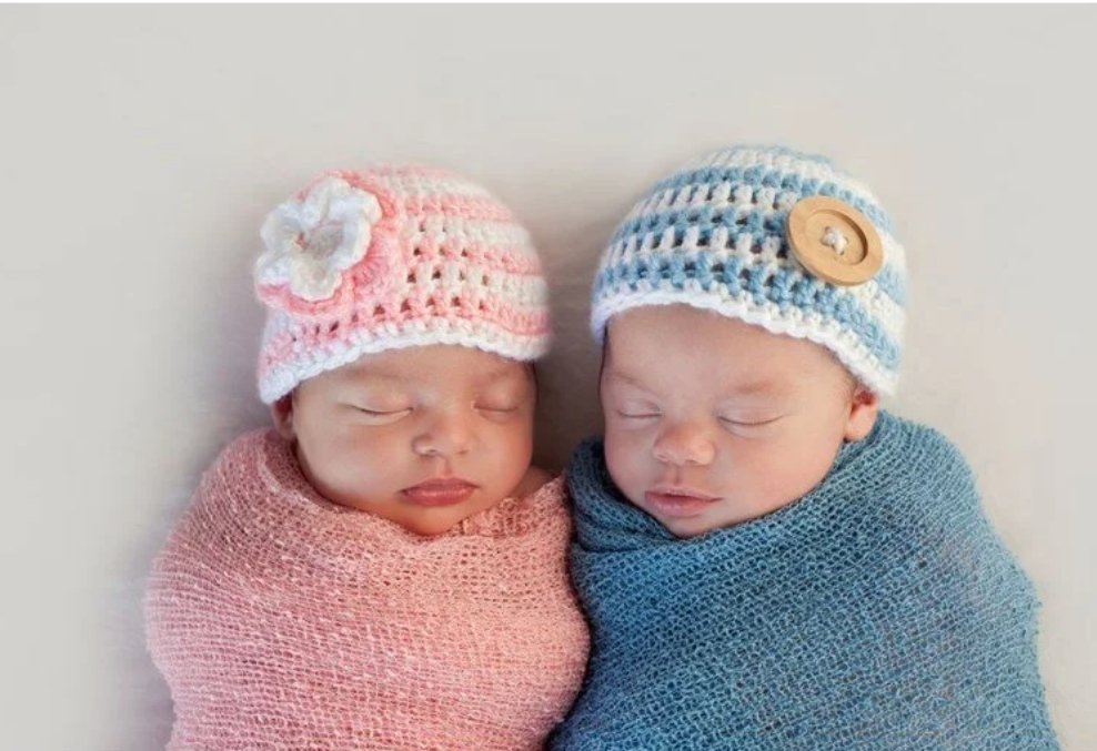 1900'lerin başında kız çocuklarına mavi, erkek çocuklarına pembe rengin tercih edildiğini biliyor muydunuz? Sebebi, mavinin daha zarif ve yumuşak olarak algılanırken pembenin daha güçlü ve katı bir renk olması.

#artıkbiliyorsunuz