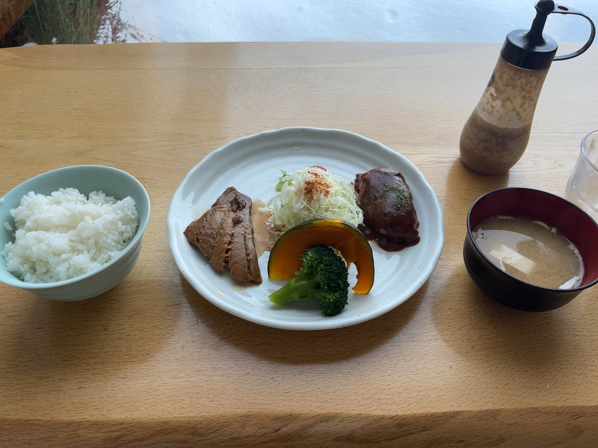 whoko_75's tweet photo. 今日の業務を早々に終わらせ、年休を取りランチへ。
贔屓のお店2店舗がまさかの休業日💦
慌てて調べて初訪問のお店へ。

とても素敵なお店でした😆
窓から見える景色、店内のインテリアと雰囲気、お料理！
素敵なお店に巡り逢えました☺️

そして、帰宅し読書の続き。
良い一日です。 https://t.co/P4kqHTXFy1