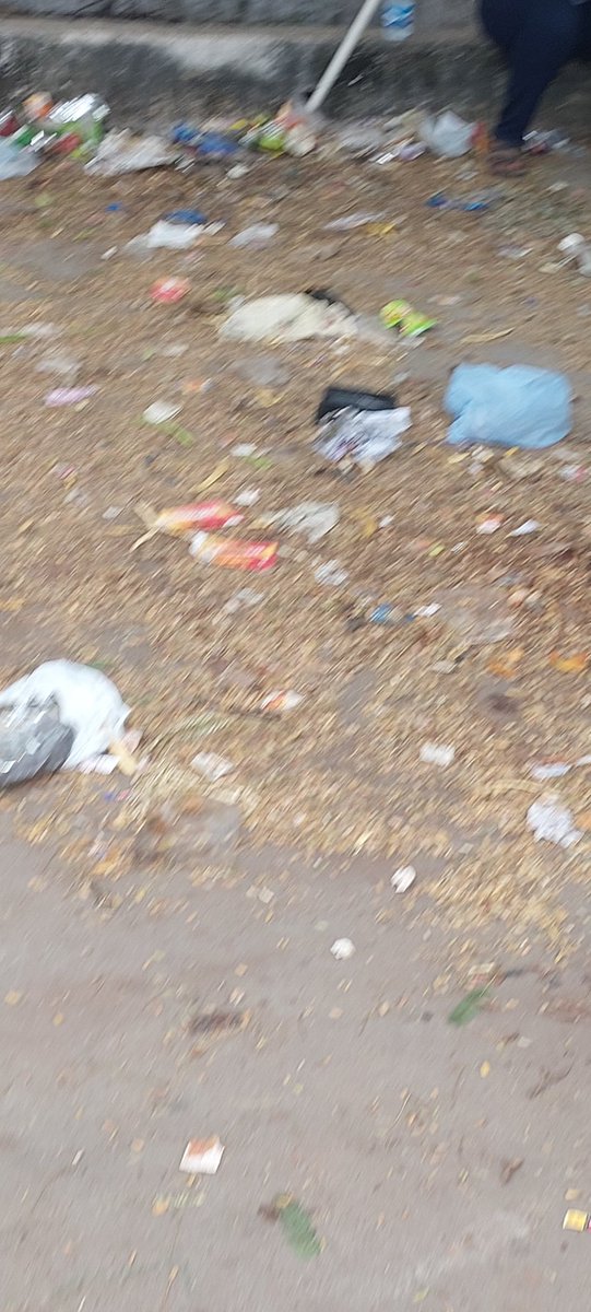 IHRCtoUK's tweet photo. Request @RailMinIndia @RailMinIndia @AshwiniVaishnaw @RailwaySeva @SCRailwayIndia @drmhyb @drmsecunderabad #Sir #LiveVisit the Entire #platform1 and #platform2 are in #untidy #unhygienic record & send #specialrequest @RailwaySeva
@AshwiniVaishnaw may you stop to clean this mess https://t.co/VZBXc3VFGp