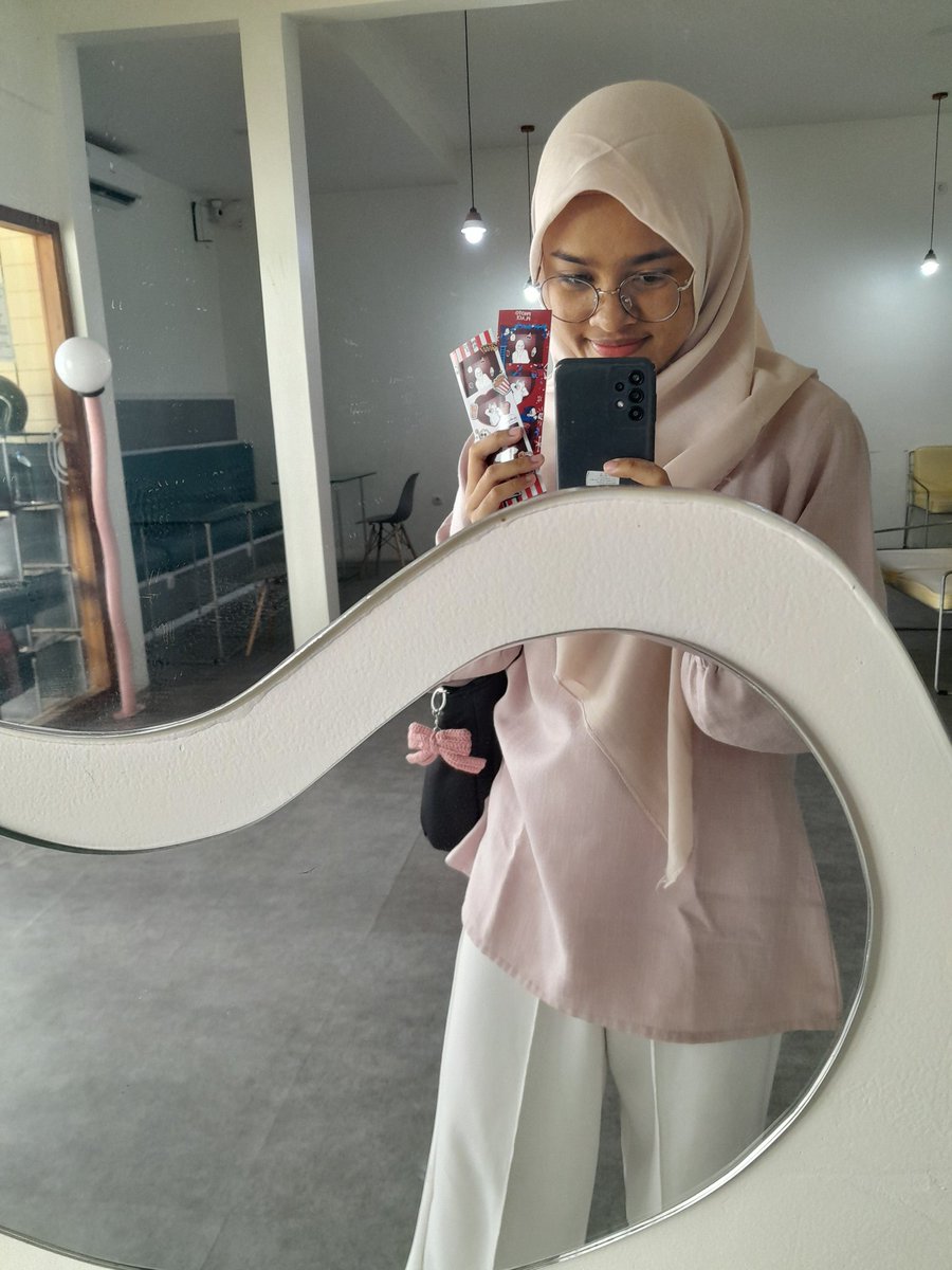 ranisa1717's tweet photo. Lihattt guiss
Akhirnya bisa ikut AFTERSCHOOL DATE photobooth event by @GoGePartyID
Frame by @abusedmember
Sukaaaa bangett 😆😆😆🫶
#GOGEPARTYID #TheStrongestDuo #DateNightWithBurgers https://t.co/lDvAKQNgKz