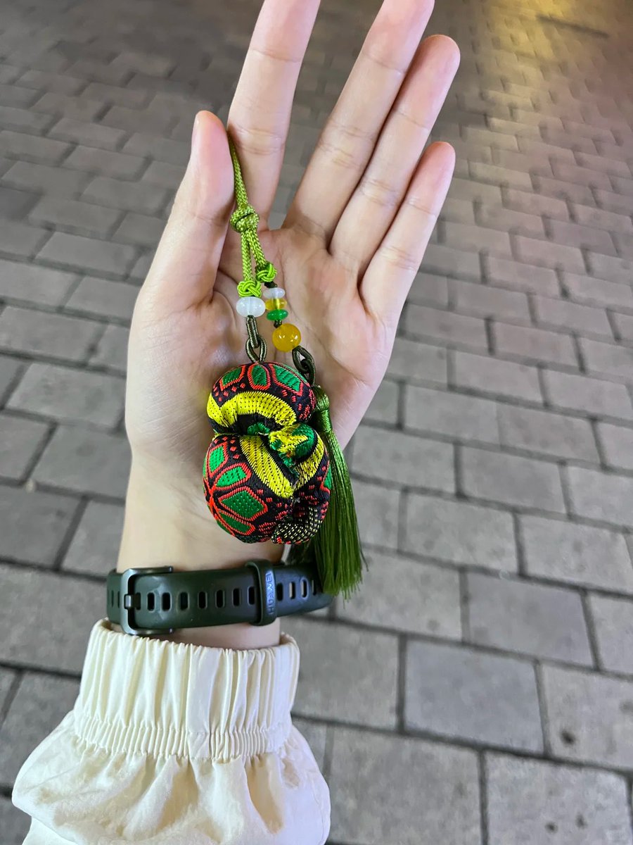 DiscoverGuangxi's tweet photo. Hey, what did you get for #Christmas? ✨🎄I got something really unique – a “麽乜”, also known as “mo mie”. #boxingdayfun

It is a traditional #luckycharm from the Zhuang people. It's filled with herbs. ☀️🐉The shape of the “mo mie” is inspired by an ancient Zhuang legend about a dragon and the sun. It's like a small figure hugging a ball, 🤲🧶symbolizing a brave warrior guarding a dragon ball, and it's used to pray for peace and good fortune.🥳🤩
cr. 小小牛角包