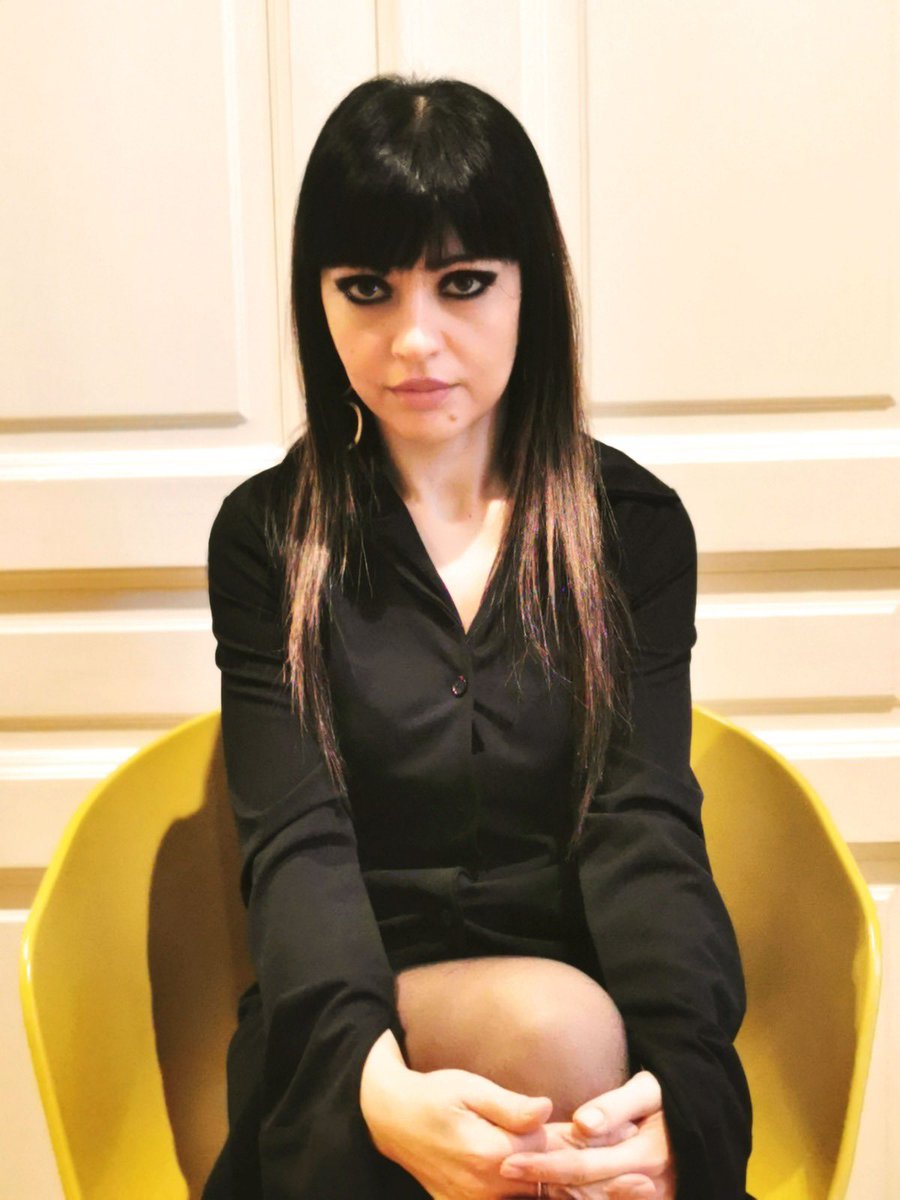 Carmen Pellegrino (Salerno, 1977) ye <a href="/abbandonologa/">carmen pellegrino</a>  historiadora y ta reconocida como ún de los talentos lliterarios italianos surdíos nos años últimos. Ye autora de les noveles 'Cai la tierra', 'Se mi tornassi questa sera accanto', 'La felicitá degli altri' y 'Dove la luce'.