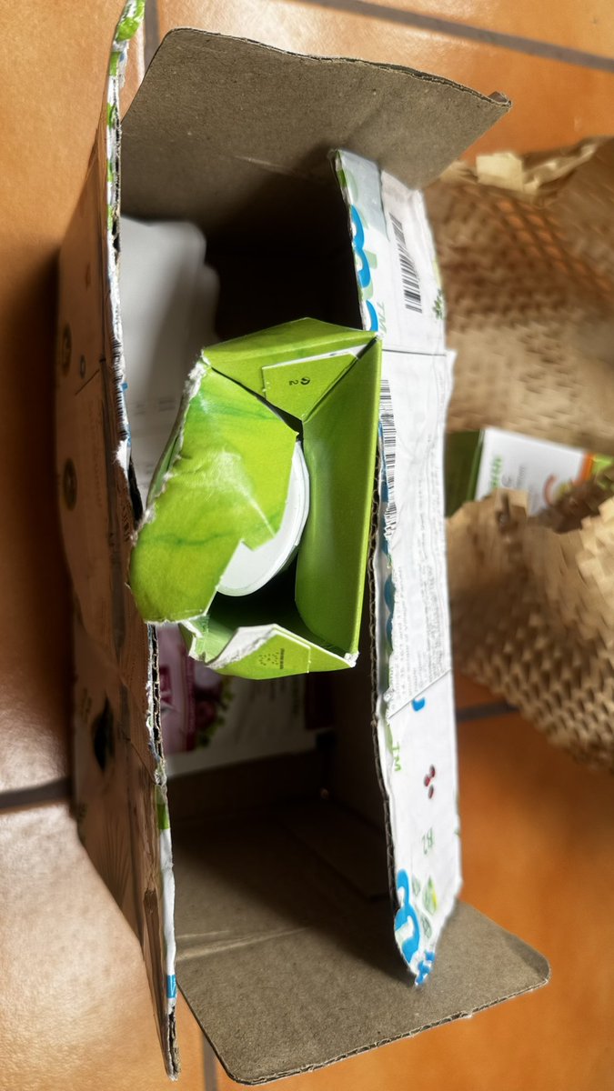 tweet2amit's tweet photo. @mamaearthindia @jagograhakjago @nch1915 #damagedproduct Rcvd damaged product &amp; have been trying to contact thru official chat but no one is replying. No contact number listed on website to raise the complaint. Pathetic experience. Buyers pls stay away, don’t buy from MamaEarth https://t.co/05Rh2ZOiUR