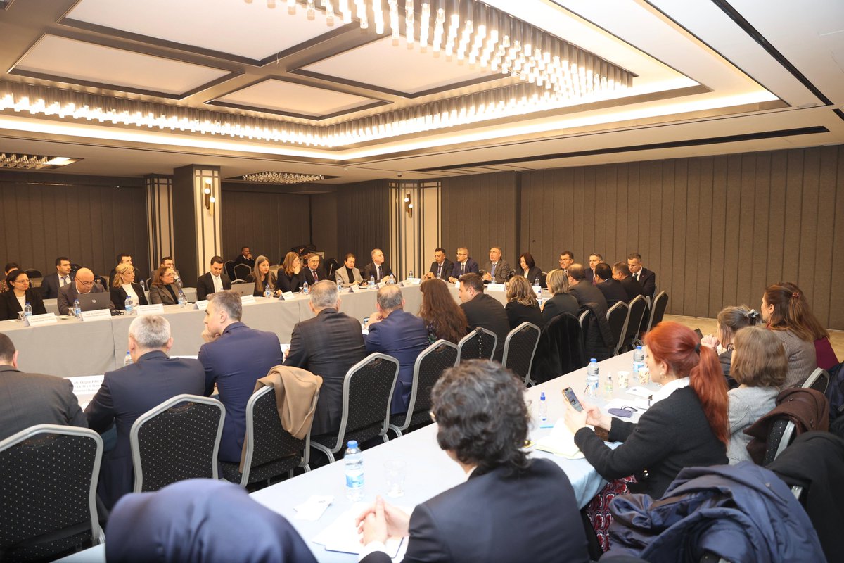csbgovtr's tweet photo. Marmara Denizi Eylem Planı kapsamında oluşturulan Müsilaj Bilim ve Teknik Kurulu, Bakan Yardımcımız Sayın Fatma Varank'ın başkanlığında toplandı.

Bilim ve Teknik Kurulu üyelerinin yanı sıra çeşitli üniversitelerden akademisyenlerin ve Marmara Belediyeler Birliği yetkililerinin katıldığı toplantıda; 

✔️Atık su arıtma tesislerinin yetersizliği nedeniyle Marmara Denizi’nde kirlilik oluşması,

✔️Denize kıyısı olan belediyelerin mevcut atık su arıtma tesislerini ileri biyolojik atık su arıtma tesislerine dönüştürmeleri ve alınabilecek ek tedbirler görüşüldü.