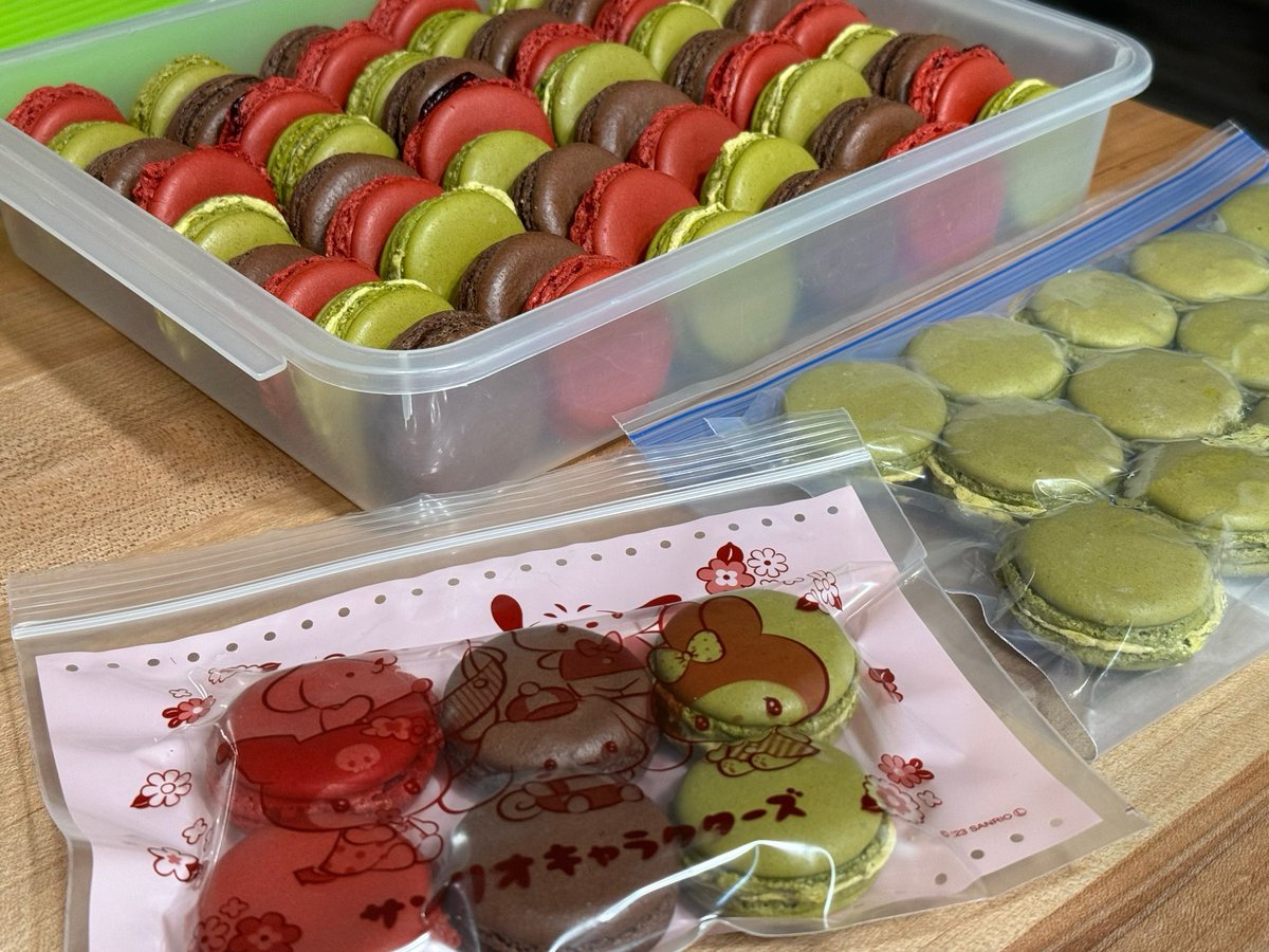 Merry Christmas everybody~!!! This year I tried making something new and made macarons (´⌣`ʃƪ)♡ they turned out to be a hit~.

3 different flavors: chocolate espresso, dark chocolate cherry, and pistachio