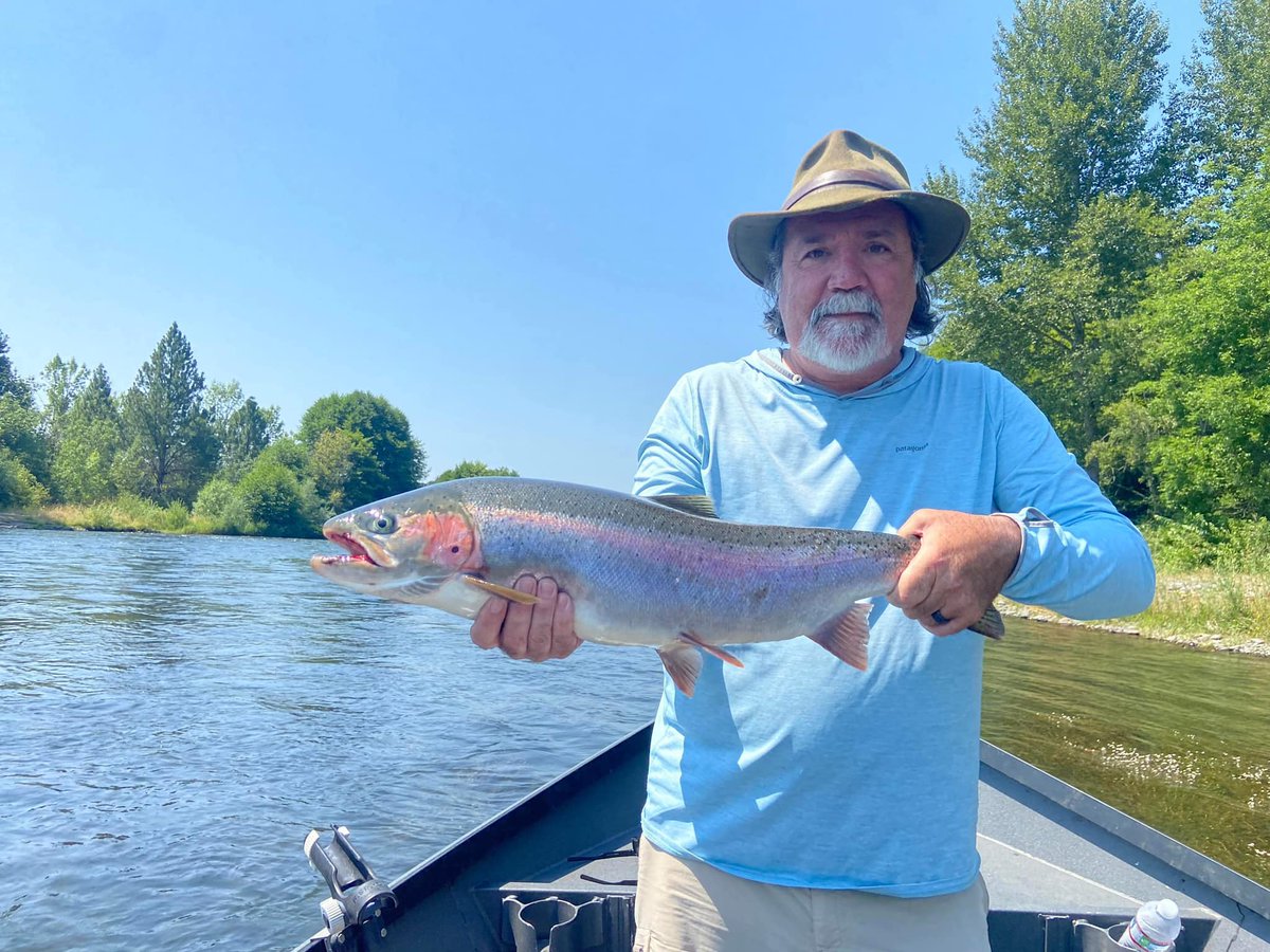 ZachsORoutdoors's tweet photo. It's hard to explain how much I looked up to Mark Freeman when I was just starting as an outdoors reporter at the Grants Pass Courier in the 2000s.
He worked at the Mail Tribune — the big Southern Oregon paper. He got big scoops, caught big fish and wrote with style and humor. https://t.co/5RSgN2JwFC