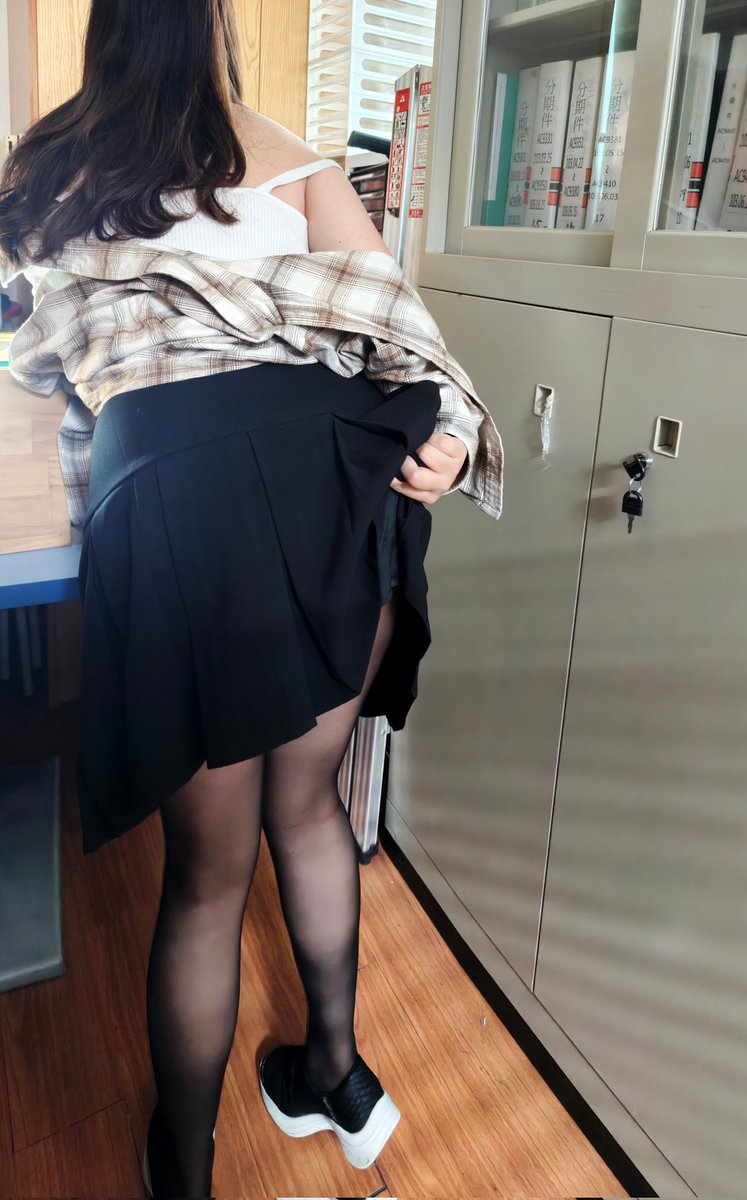 檔案室的秘密約會！🤫跟同事一起「處理」文件，過程刺激又害羞，心跳加速到不行！🙈  感覺像在演職場愛情劇一樣，好興奮啊！🥳  下次再來偷偷摸摸一下～😈  期待更多刺激的「檔案處理」！ https://t.co/7fL0q2qmhZ