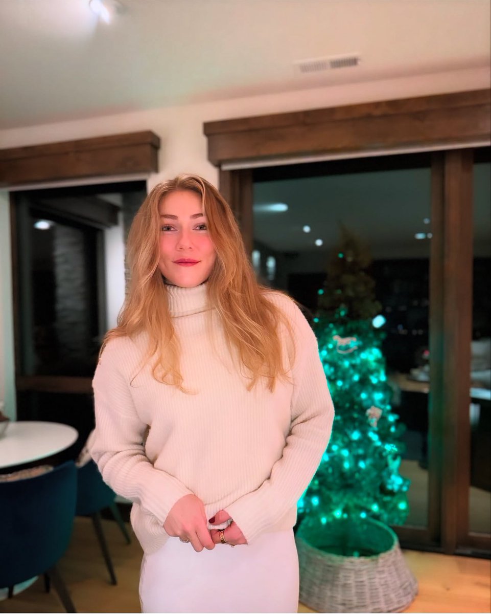 MikaelaShiffrin's tweet photo. Happy Holidays🩵 https://t.co/2jUrx85a3E