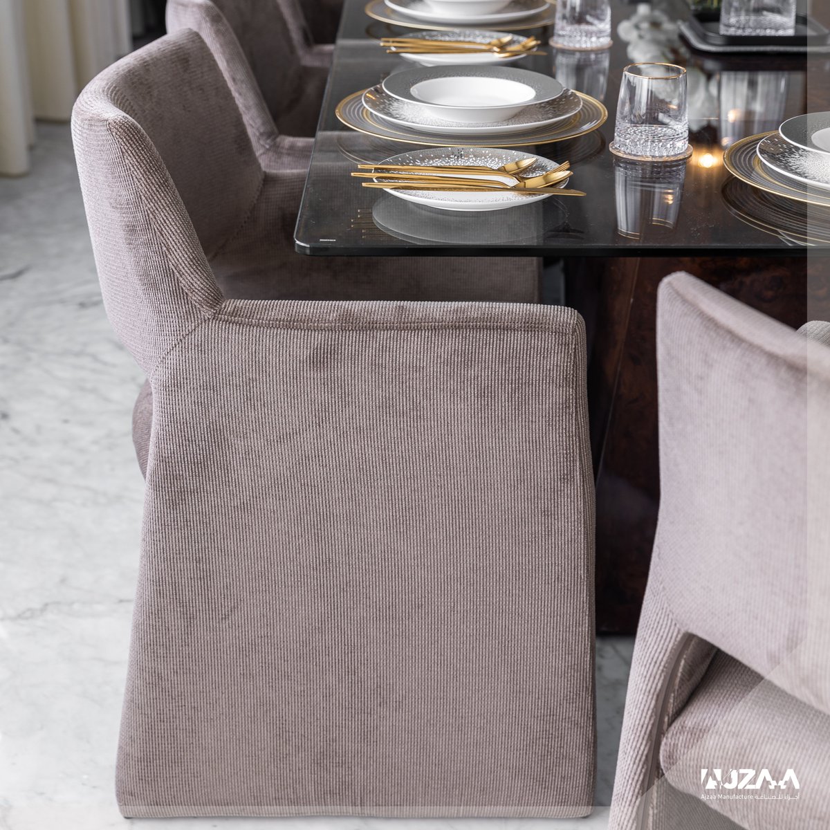 اعتمدنا في هذا التصميم النمط الحديث والفخم لتمييز هذا المنزل، حيث منحت الألوان المحايدة كل مساحة شعورًا بالراحة والهدوء✨

أضافت اللمسات الفريدة تميزًا لكل زاوية، بينما اختيارات الخامات والتشطيبات الدقيقة، مع توزيع المفروشات بعناية، ضمنت تلبية احتياجات العميل بكفاءة عالية