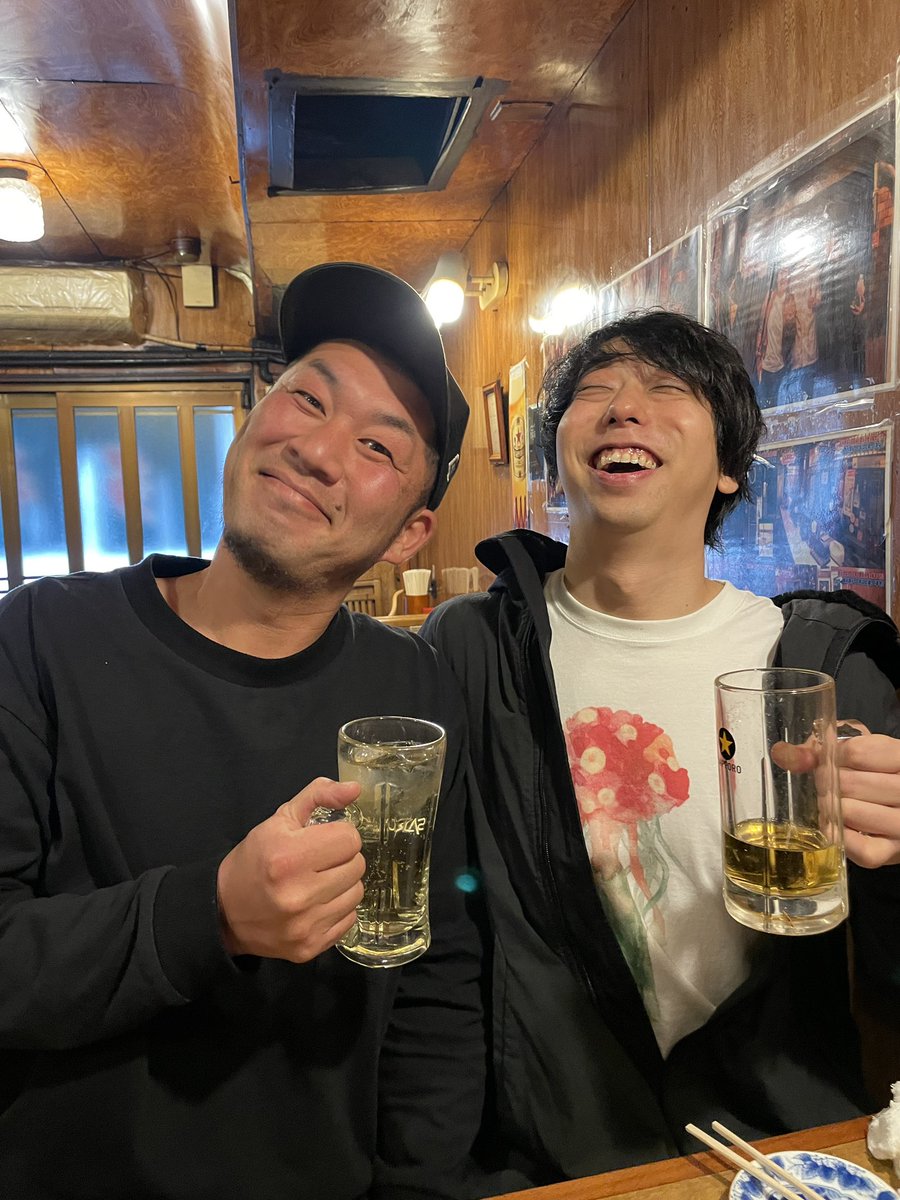 UNISON SQUAR GARDENのドラマー、タカオ。僕らのchaqqのツアーの時にずっとタカオの実家でお世話になったバンド。
同い年の英雄。今日は久しぶりに同い年飲み。これからも応援してるよ。久しぶりにドラミングに行き詰まってるから俺に相談してきた。俺は言った。
好きに叩けと。#UNISONSQUAREGARDEN