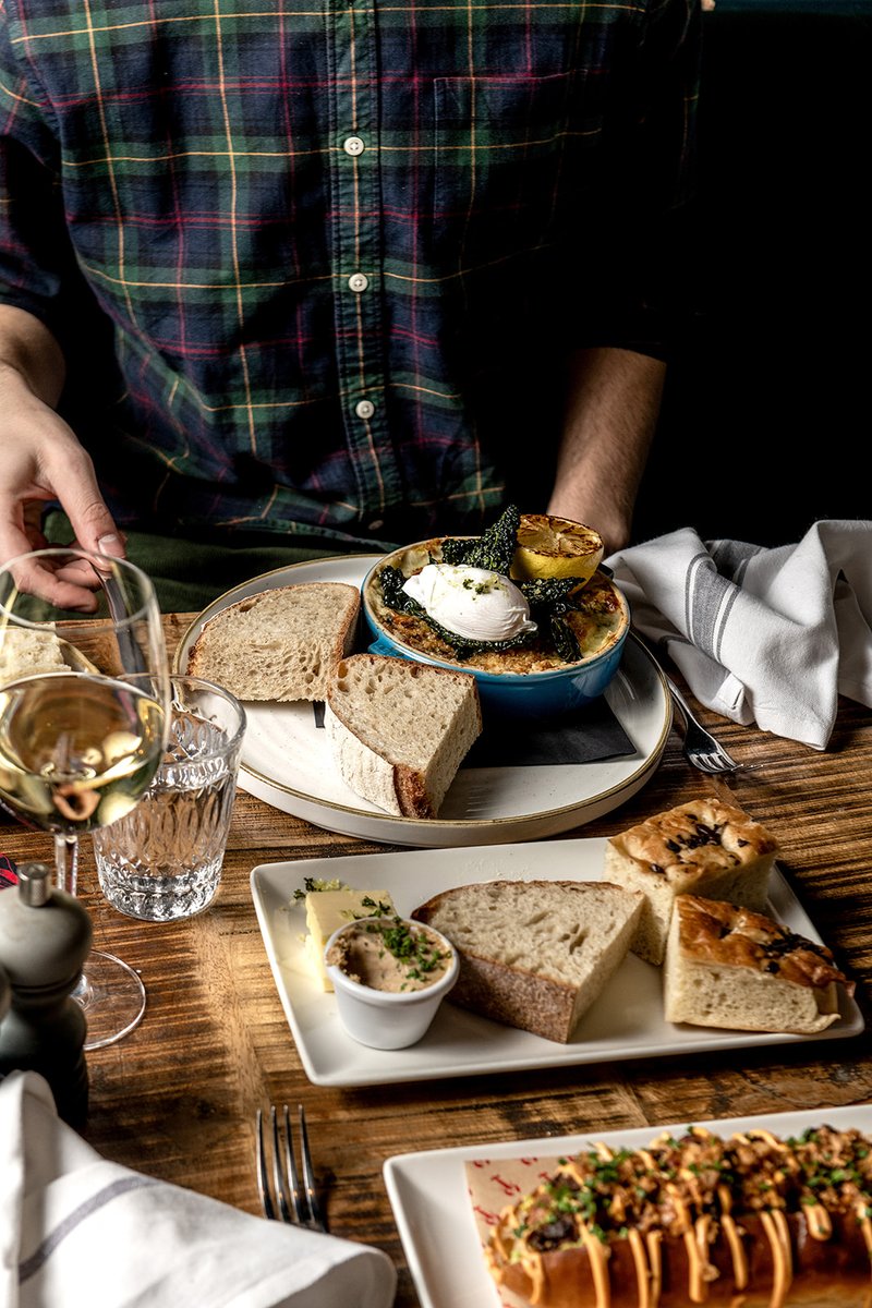 SankeysRTW's tweet image. Our Seafood Kitchen &amp;amp; Bar reopens today! Join us for delicious dishes like a Sankey’s Smokie, with tasty smoked haddock mornay, fresh spinach, new potatoes, parmesan and breadcrumb crust, and poached hen’s egg making a hell of a main.

#publife #localpub #tunbridgewells #pubfood