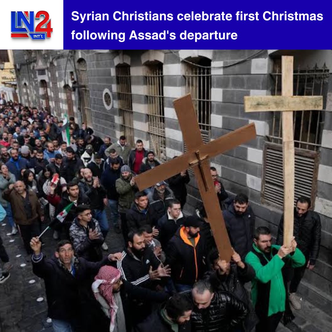 💥💥💥 For the first time since the fall of President Bashar al-Assad, Syrian Christians came together to mark the holiday. On Christmas Eve, large crowds gathered at the historic Sednaya Monastery, where a towering tree adorned with festive lights shone brightly.