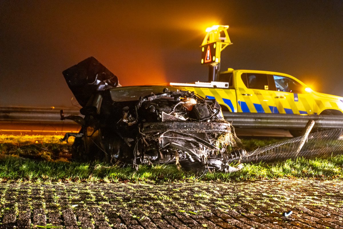 Automobilist raakt van A6 en belandt op parallelweg