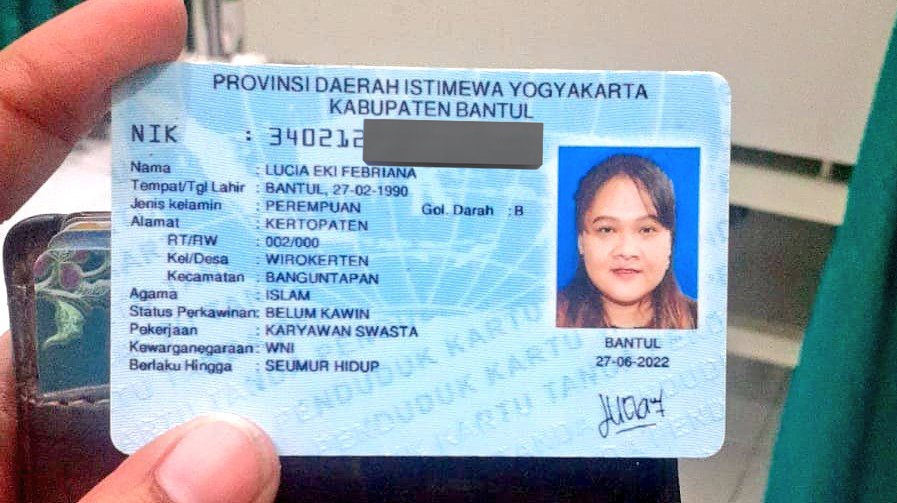 Barista kopi ngapusi bakul kopi.
Singkat cerita doi butuh pertolongan pinjem mobil pribadiku dengan akad sewa. Mobil di gadaikan, kembali dengan tidak utuh n aku rugi puluhan juta. Udah smpt ke kantor polisi, berusaha damai dgn ketentuan. Jika tau posisi doi, tolong aku di kabari