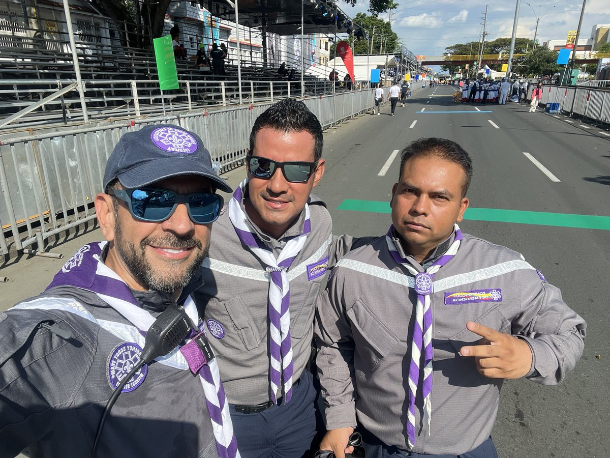 ESEscouts's tweet photo. En cubrimiento de la feria de Cali Colombia en su primer día, ya son 25 años atendiendo a los caleños en su feria @AlcaldiaDeCali @RiesgoCali @UNGRD https://t.co/jDmg4rruHf