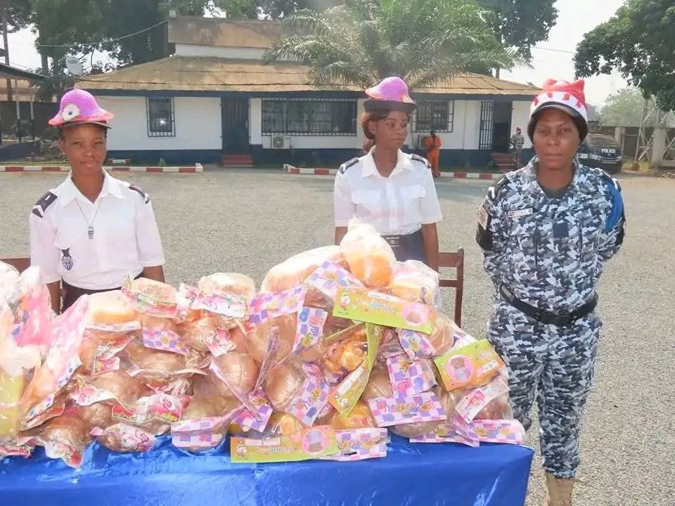 #CENTRAFRIQUE:Les autorités de la police Centrafricaine,à sa tête l'inspecteur général de la police,le directeur général,le 1er grade bienvenu ZOKOUE a procédé à la distribution des jouets aux orphelins de leurs collègues décédés.