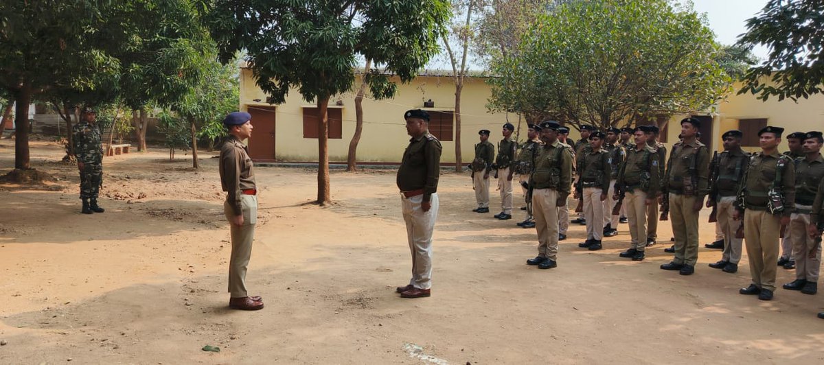 पुलिस अधीक्षक लातेहार, श्री कुमार गौरव(भा0पु0से0) के द्वारा आज लातेहार थाना क्षेत्र अंतर्गत कोने पिकेट का निरीक्षण किया गया एवं सुरक्षा व्यवस्थाओं से संबंधित आवश्यक दिशा निर्देश दिए l <a href="/JharkhandPolice/">Jharkhand Police</a> <a href="/amolhomkar_IPS/">Amol V Homkar</a> <a href="/Lathkar_IPS/">Sanjay A. Lathkar</a> <a href="/DIGPalamau/">DIG Palamau</a> <a href="/LateharDistrict/">DC Latehar</a>