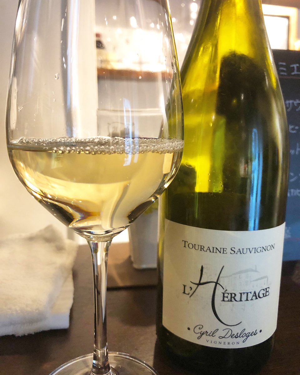 somme_write's tweet photo. Domaine Desloges Touraine Sauvignon “L'héritage” 2022
ロワール・トゥーレーヌの中心部、シュノンソー城の近くで、4代にわたり家族経営をしているワイナリーの造る香り豊かなソーヴィニヨンブラン

☝APPEARANCE
 ペールイエロー

☝NOSE
 柑橘類、パッションフルーツ、ミント、アーモンド、蜂蜜

☝PALATE
 しっかりとした果実感と、それを引き立てる生き生きとした酸
余韻に適度な苦みをともなう

☝PAIRING
真鯛や平目の寿司、ハーブグリルチキン、野菜と春雨サラダなど

☝DATA
生産国(country)：フランス 
生産地(region)： ロワール＞トゥーレーヌ
生産年(vintage)： 2022年
ワイナリー名(winemaker)：ドメーヌ・デロージュ 
ブドウ品種(grape type)： ソーヴィニヨンブラン%
アルコール度数(ABV)： 13%