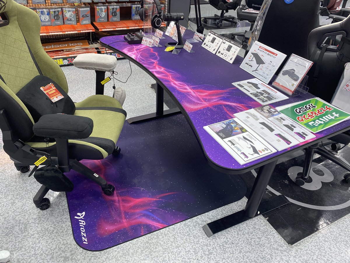 ArozziJp's tweet photo. ヨドバシカメラマルチメディアAkiba様の売り場、グレードアップしました。デスクマットとチェアマットを追加致しましたので、お近くにお越しの際は是非ご来店ください｡お揃いのコーデで、お部屋のグレードアップに最適です。
#arozzi
#ヨドバシカメラマルチメディアAkiba https://t.co/EfkuSImYcD