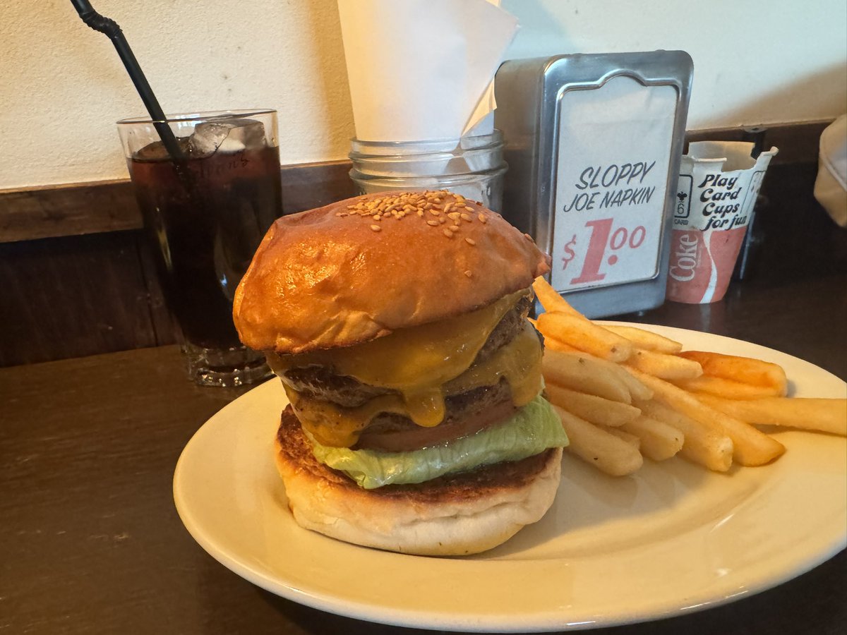 HTK_Purin's tweet photo. 人生最高バーガー^_^ただ、もう腹がパンパンだ。次食べ切れる自信がないm(_ _)m https://t.co/lewiXmurr1